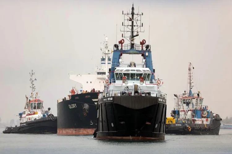 Navios no Canal de Suez, no Egito (Anadolu Agency/Getty Images)