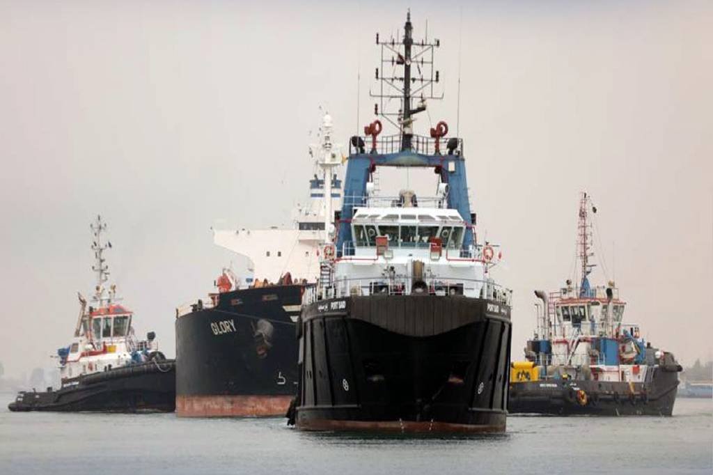 Navios desviam do Canal de Suez e veem custo das viagens subir US$ 1 milhão, após ataques