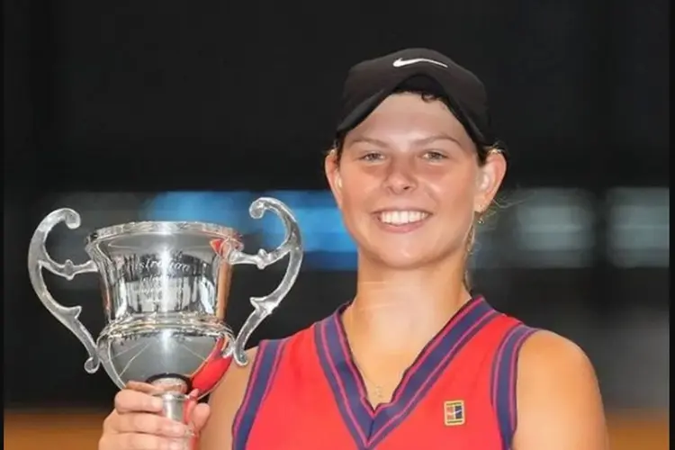 Nascida em Nova Gales do Sul, Ashlee começou como terceira colocada no torneio e completou uma semana de ouro com uma vitória por 6-3 e 6-3 sobre Lily Taylor (O Globo/Reprodução)