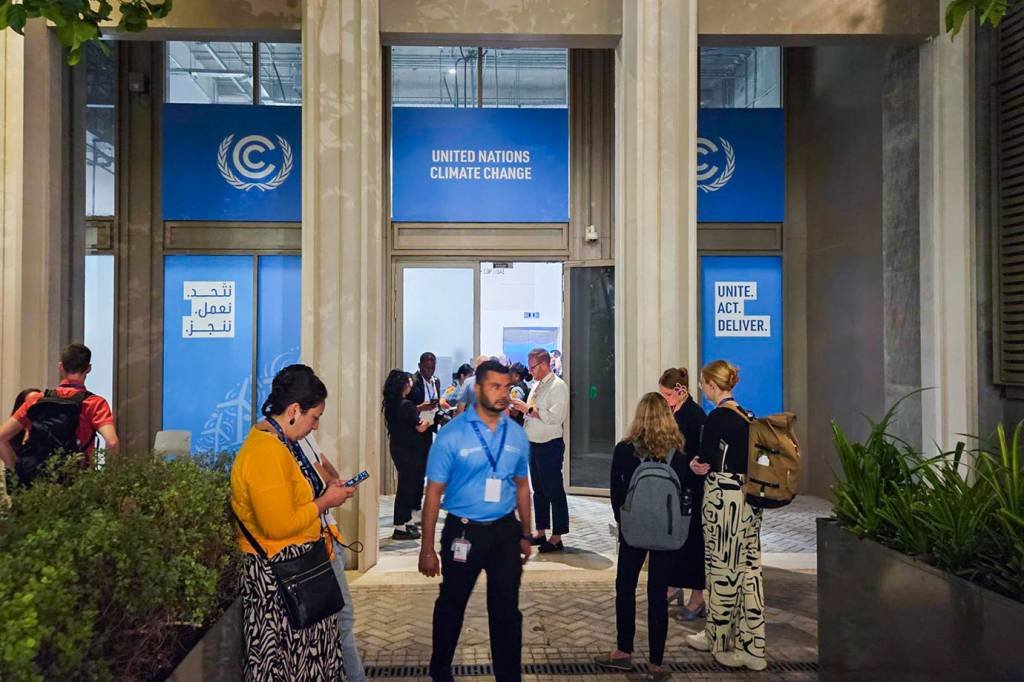 COP28: Sem texto, negociadores seguem em busca de acordo madrugada adentro