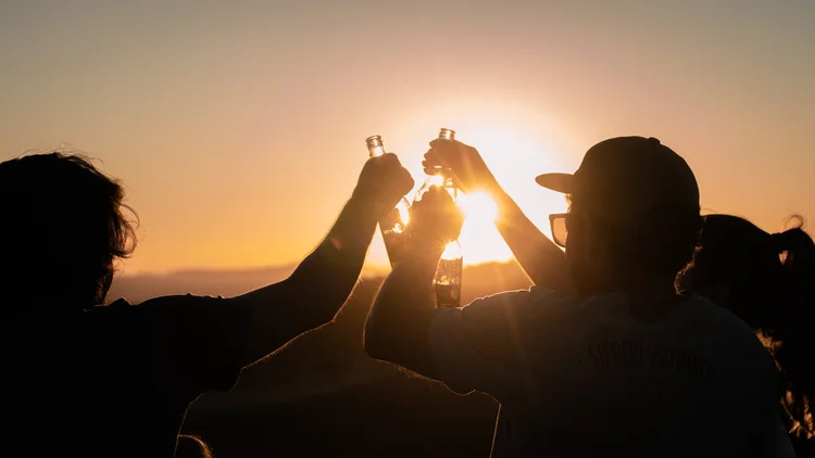 Corona, a cerveja oficial dos momentos vividos do “lado de fora”, propõe às pessoas que curtam mais a vida sob o sol no novo ano (Corona/Divulgação)