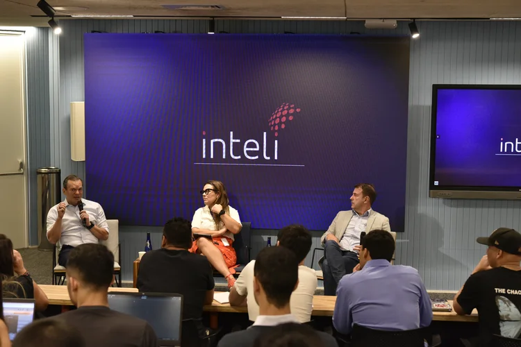 Roberto Sallouti, CEO do BTG Pactual e fundador do Inteli, Maíra Habimorad, presidente do Inteli, e Tonny Martins, gerente geral da IBM para a América Latina: conversam com alunos do Inteli sobre os desafios e oportunidades para o setor de tecnologia (Divulgação: Inteli)