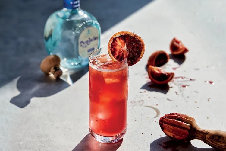 O colorido Paloma: feito com tequila, suco de grapefruit, suco de limão e soda. (Dom Julio/Divulgação)