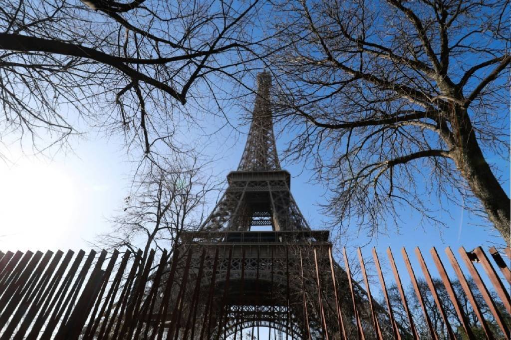 Greve mantém Torre Eiffel fechada na manhã de sábado