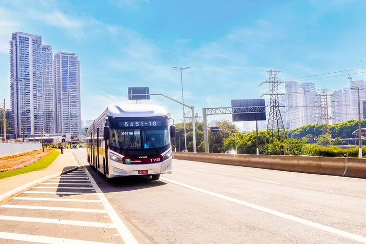 Ônibus em São Paulo (Cidade de São Paulo no X/Divulgação)