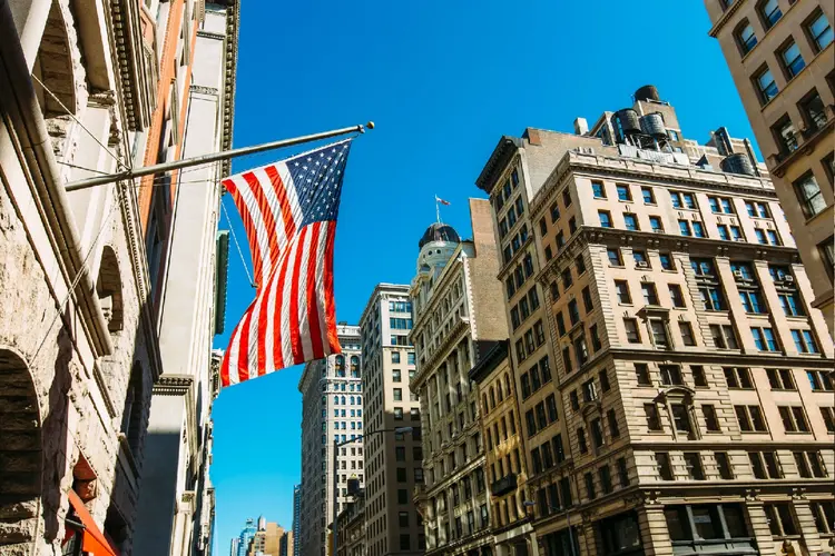 Bandeira dos EUA: país enfrenta tendência de alta da inflação, que tem prejudicado especialmente os mais pobres (Alexander Spatari/Getty Images)