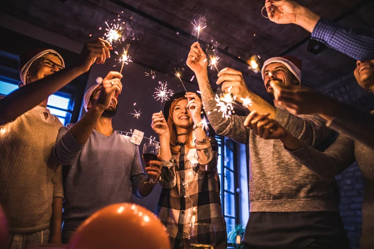 Fim de ano chegou e junto com ele as celebrações entre as equipes, gestores e parceiros que de alguma forma contribuíram para o sucesso dos negócios neste ano (Divulgação: skynesher/Getty Images)