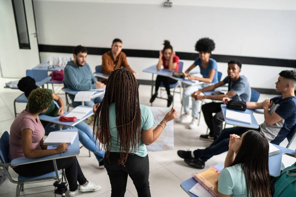 Adolescentes em sala de aula: maioria de estudantes é vista como consumidores passivos, que escutam as aulas e pouco se engajam (FG Trade/Getty Images)