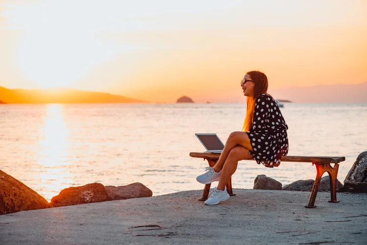 Com o trabalho remoto, pessoas buscam unir trabalho, qualidade de vida e estudos  (Divulgação: AegeanBlue/Getty Images)