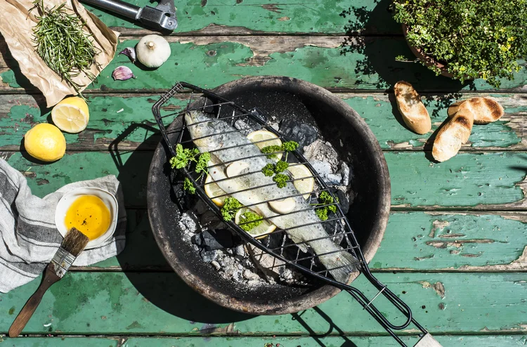 Saiba como preparar um churrasco com peixes. (Westend61/Getty Images)