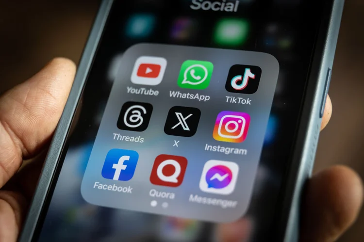 Aplicativos de redes sociais na tela de um smartphone: usuários do X migram para outras opções (Matt Cardy/Getty Images)