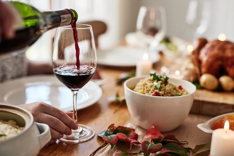 Ceia de Natal: saiba como harmonizar vinhos com pratos natalinos. (LumiNola/Getty Images)