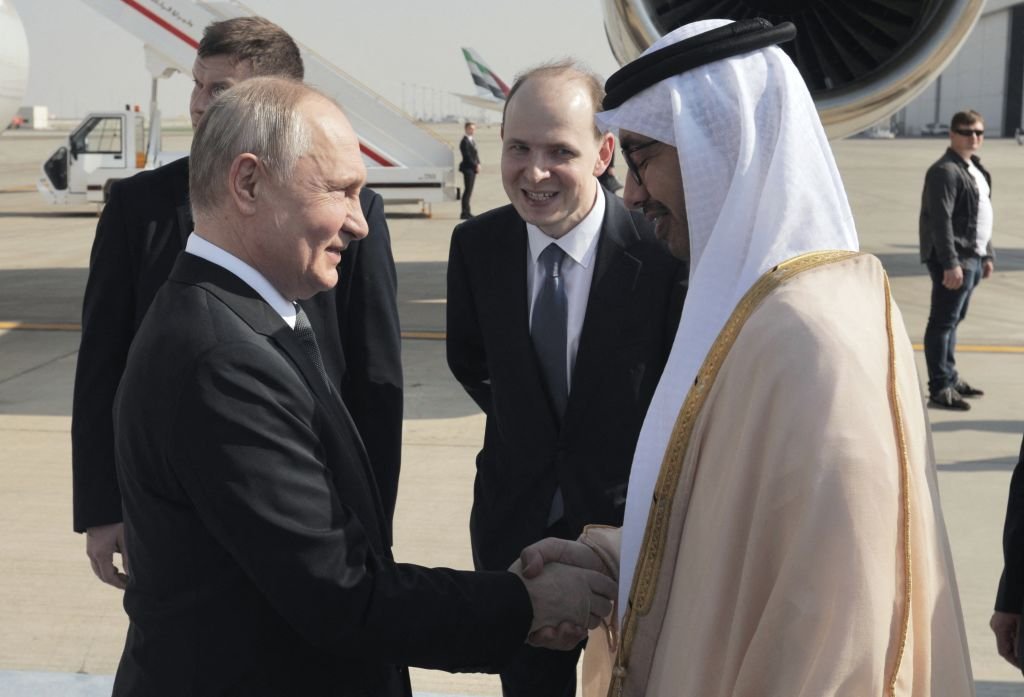 Presidente da Rússia, Vladimir Putin, apertando a mão do ministro das Relações Exteriores dos Emirados Árabes Unidos, Sheikh Abdullah Bin Zayed, na chegada ao aeroporto de Abu Dhabi, em 6 de dezembro de 2023:   (ANDREI GORDEYEV/POOL/AFP via /Getty Images)