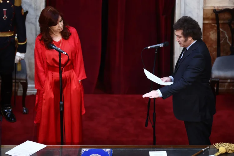 O presidente da Argentina, Javier Milei, e a ex-presidente Cristina Kirchner, durante a cerimônia de posse dele, em dezembro
 (Tomas Cuesta/Getty Images)