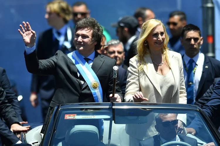 Javier Milei, ao lado da irmã Karina: irmãos desfilaram juntos em carro aberto no dia da posse presidencial (Marcelo Endelli/Getty Images)