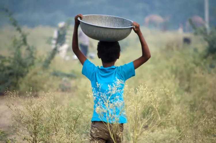 Estudo mostra que muitas crianças que estão sendo expostas ao trabalho infantil são de domicílios que recebem ajuda do governo (Divulgação: tapasbiswasphotography/Getty Images)