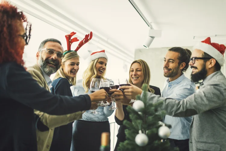 Marcelo Mascaro, advogado trabalhista: Para empresas trabalharem em feriados como Natal e Ano Novo, ela precisa de uma autorização do governo que pode ser dada de forma individual ou a um segmento ou setor econômico (Divulgação: vgajic/Getty Images)