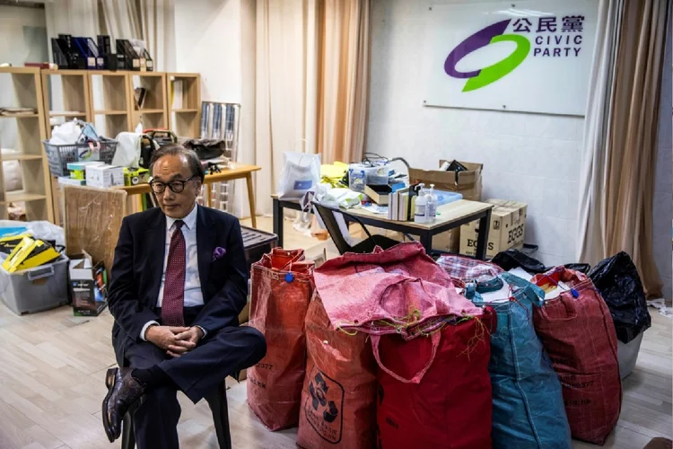 Veterano político Alan Leong na antiga sede do Partido Cívico de Hong Kong (Xinqi SU/AFP Photo)