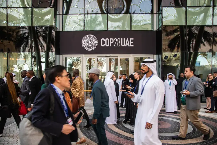 A entrada da COP28, em Dubai: negociações se estenderam pela madrugada desta quarta-feira (Leandro Fonseca/Exame)
