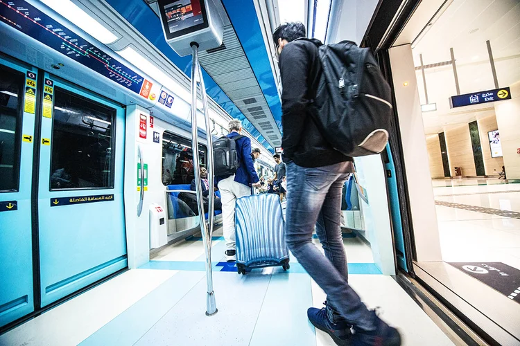 Metrô em Dubai, durante a COP28 (Leandro Fonseca/Exame)