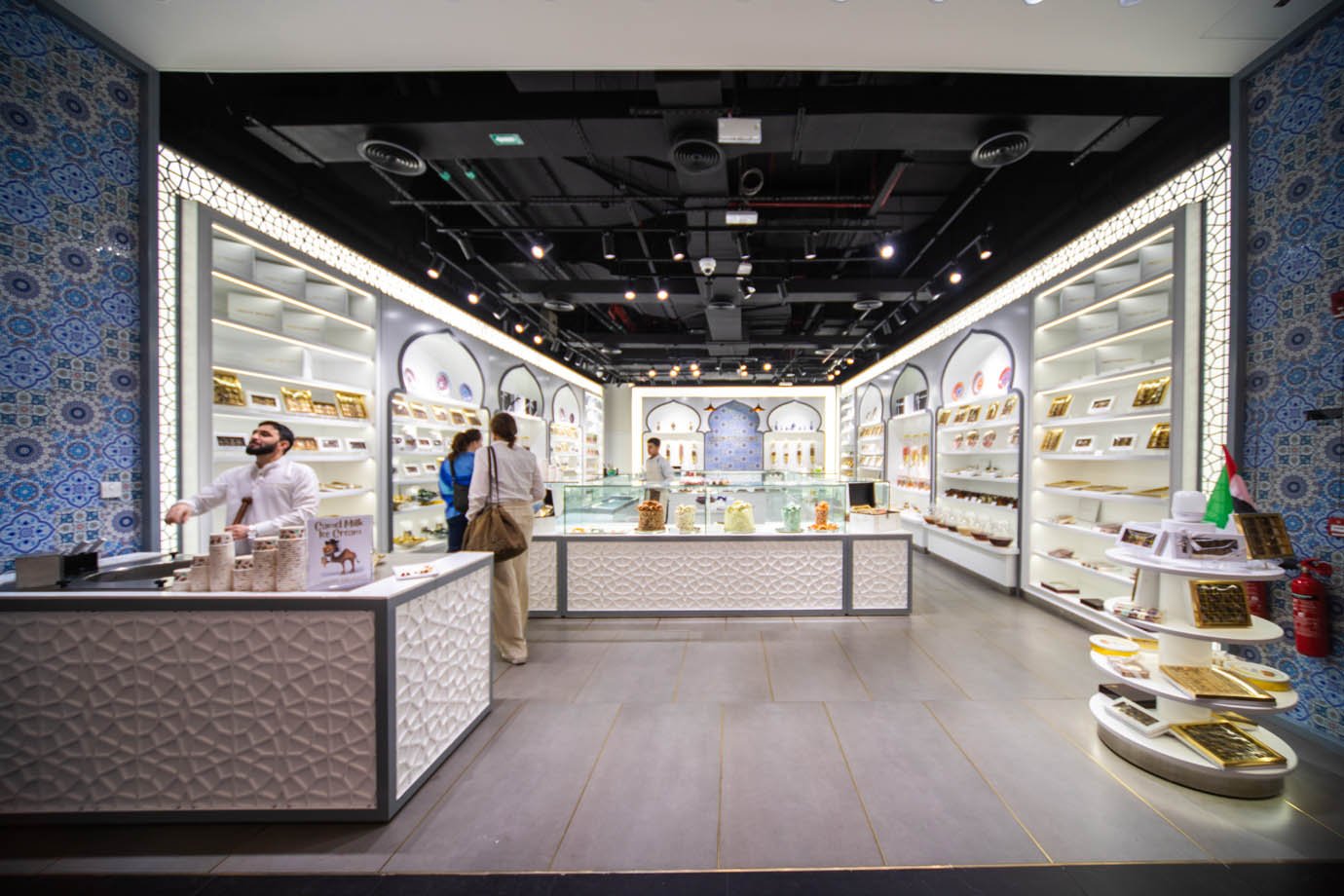 Abu Dhabi, lojas comerciais da Grande Mesquita Sheikh Zayed nos Emirados Ararabis

Foto: Leandro Fonseca
Data: 07/12/2023