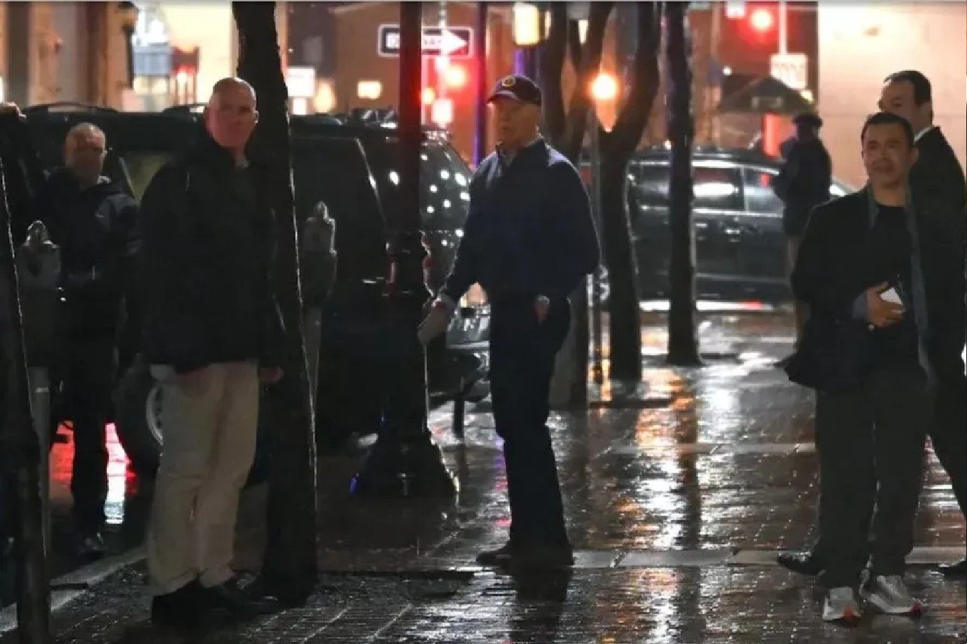 Carro atinge comitiva do presidente dos EUA, Joe Biden; veja o vídeo