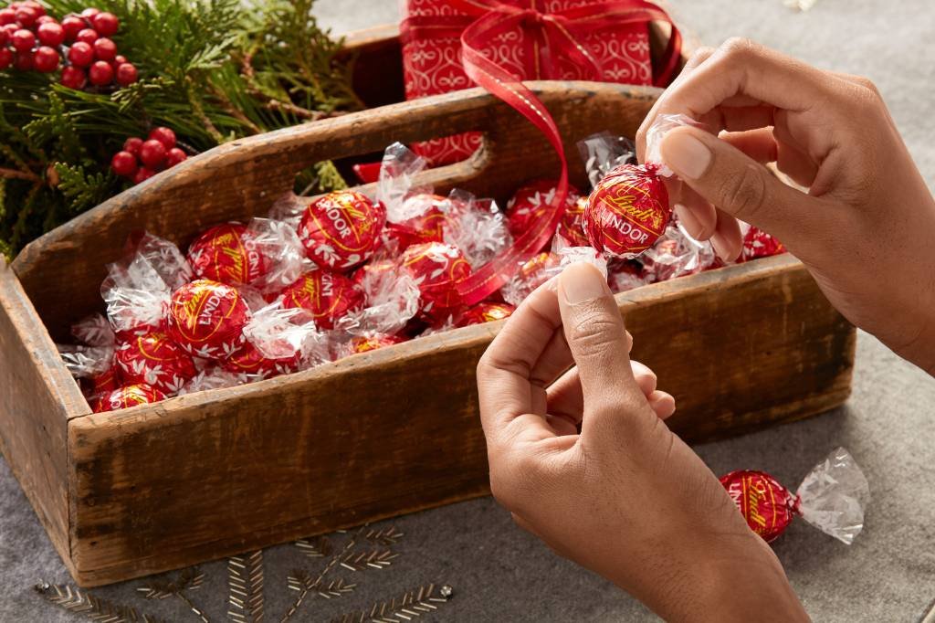 Lindt promove Parada de Natal com distribuição de chocolate grátis