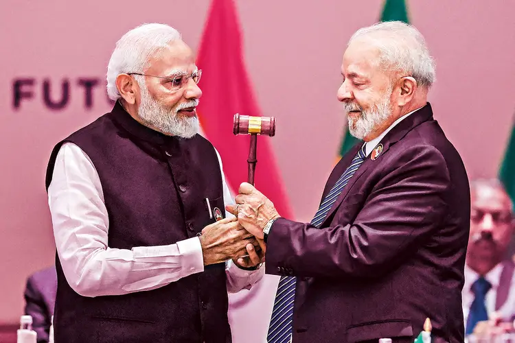 Encontro no G20: o premiê indiano Narendra Modi transmitiu a presidência do G20 para o presidente Lula, durante reunião em Nova Déli (PIB/AFP/Getty Images)