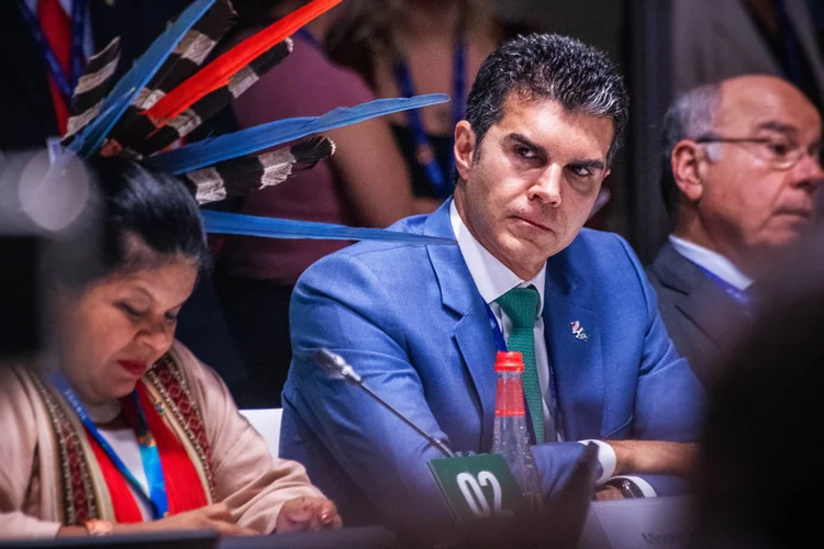 COP28: Helder Barbalho, governador do Pará, ao lado da ministra dos Povos Indígenas, Sonia Guajajara, durante evento, em Dubai  (Leando Fonseca/Exame/Exame)