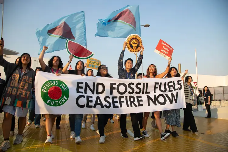 Ativistas protestam pelo fim do petróleo na COP28: tema é o principal entrave nas negociações (Leandro Fonseca/Exame)