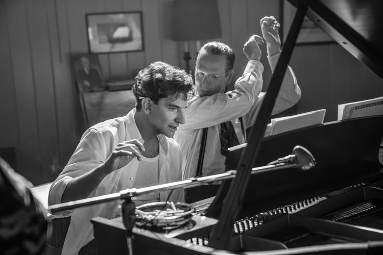 Maestro: Bradley Cooper interpreta o maestro Leonard Bernstein no filme "Maestro".  (Netflix/Divulgação)