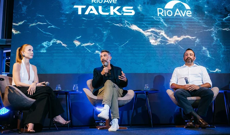 Rio Ave Talks: evento contou com a presença de Gabriela Prioli, âncora do canal GNT; Guilherme Cavalcanti, Secretário de Desenvolvimento Econômico de Pernambuco; Greg Bousquet, CEO da AO Arquitetura, e de Luiz Henrique Valverde, diretor do grupo Ricardo Brennand (RIO AVE/Divulgação)