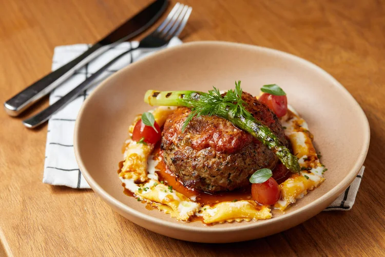 Modern Mamma Osteria: polpetone é um dos pratos mais queridinhos. (Rodolfo Regini/Divulgação)