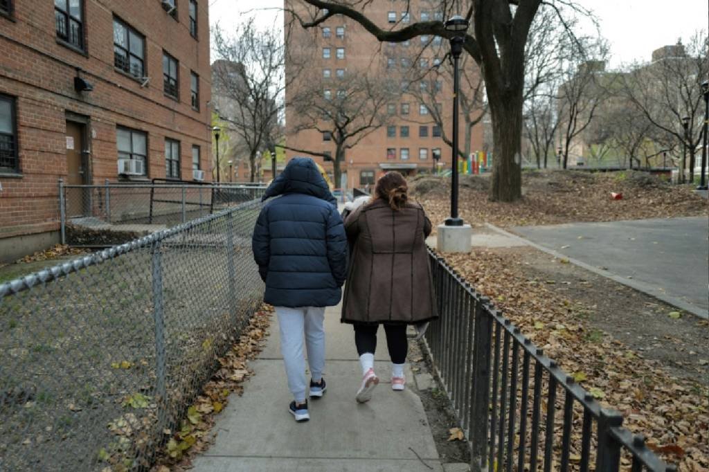 Sobrecarregada pela crise migratória, NY dificulta vida de solicitantes de asilo