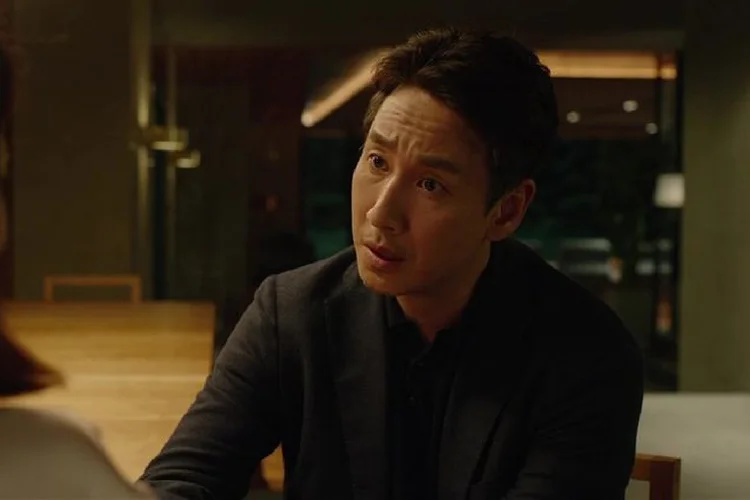 Lee Sun Kyun no filme "Parasita" (2019) (CJ Entertainment/Divulgação)