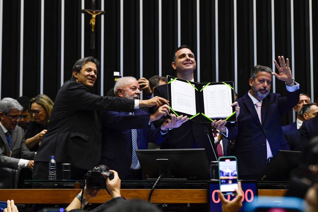Lula, Pacheco e Lira promulgam reforma tributária e afirmam que proposta trará crescimento econômico