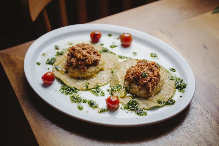 Ravioloni: massa fresca recheada com espinafres, Grana Padano, gema de ovo e ragu clássico. (Divulgação/Divulgação)