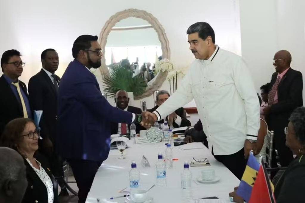 Maduro e presidente da Guiana encerram reunião sobre disputa territorial com aperto de mão
