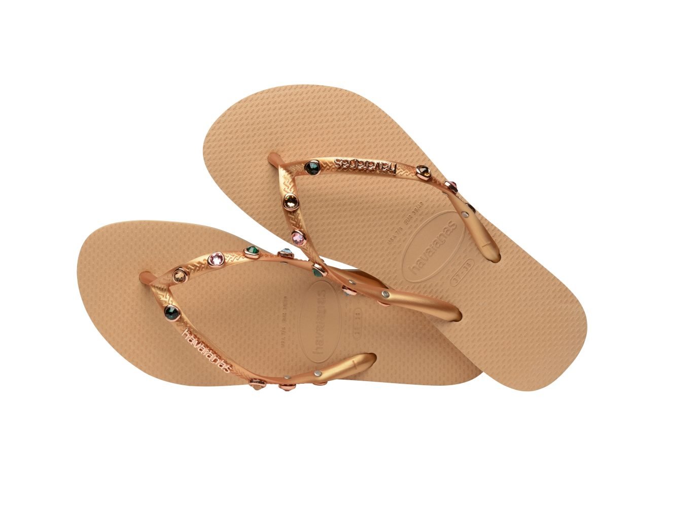 Havaianas e Swarovski: Coleção Luxury. R$ 179,99. A collab pode ser encontrada nas lojas Concept Havaianas em São Paulo e Rio de Janeiro, Shopping Iguatemi SP e no e-commerce da marca.