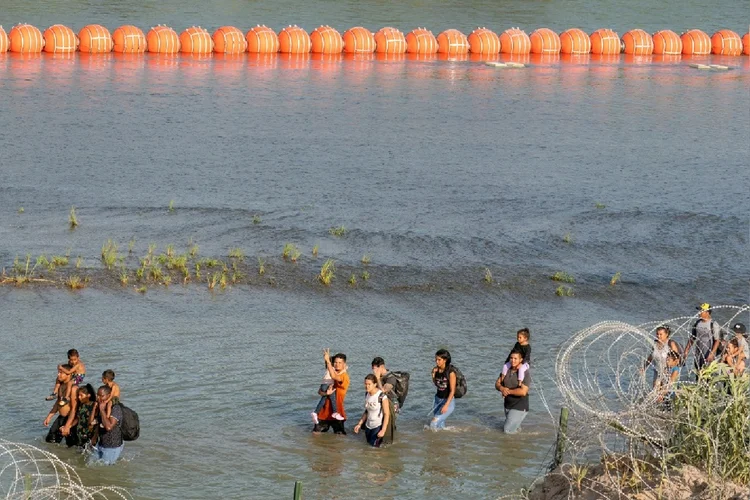 Migrantes tentam entar no Texas pelo México (Agence France-Presse/AFP Photo)