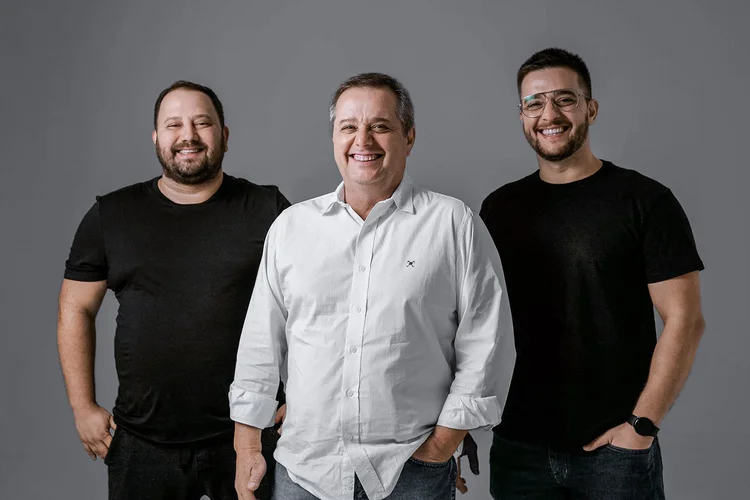 Thiago Carvalho, Vicente Olivério e Vinicius Olivério, da Urmobo: startup nacional atua de forma remota para oferecer o gerenciamento de celulares e tablets (Urmobo/Divulgação)
