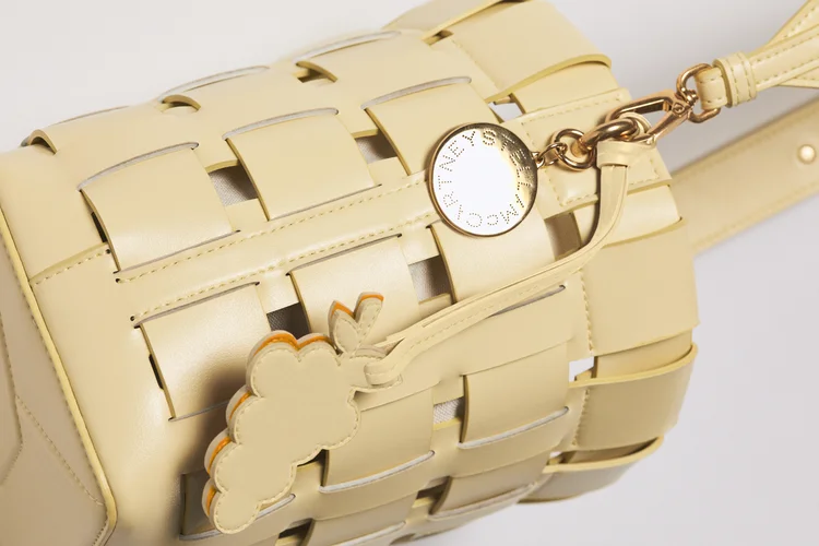 Bolsa Stella McCartney feita em couro de bagaço de uvas. (Divulgação/Divulgação)