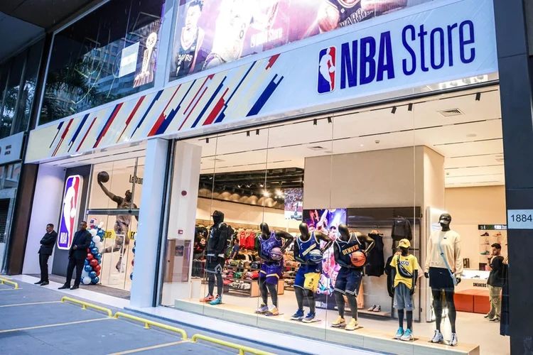 NBA: Em uma área de 400 m², a NBA Store na Faria Lima tem centenas de produtos licenciados da liga (Gaspar Nóbrega / NBA/Divulgação)