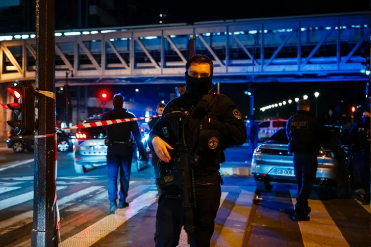 Forças policiais próximas ao local do atentado em que morreu um turista, na área da Torre Eiffel, em Paris (Clara WRIGHT, Tiphaine LE LIBOUX, Sabine COLPART/AFP Photo)