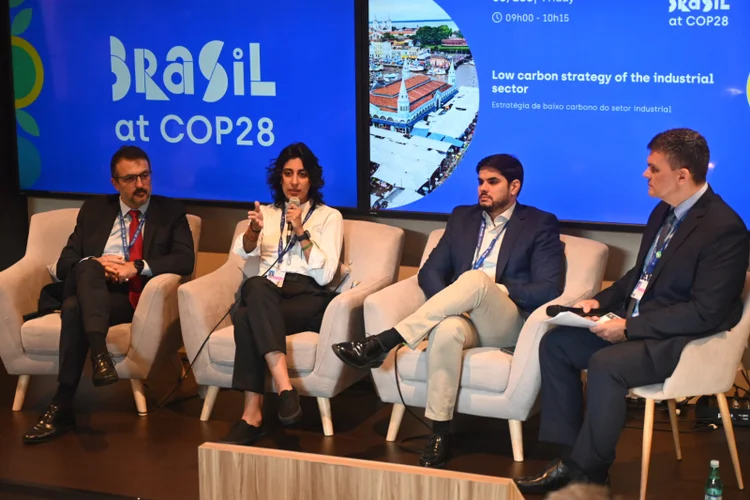 COP28: Liège Correia participou do painel “Estratégias de Baixo Carbono”, da CNI, em que foi debatida a implementação de programas e tecnologias necessárias para avançar na redução das emissões de gases de efeito estufa (JBS/Divulgação)