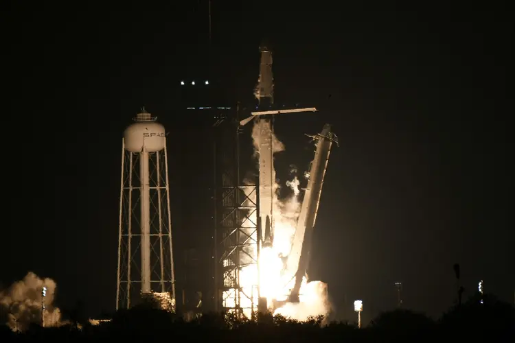 A cápsula Dragon, movida por um foguete Falcon 9, da SpaceX, decola do Centro Espacial Kennedy, na Flórida, rumo à Estação Espacial Internacional (ISS) (Paul Hennessy/Getty Images)