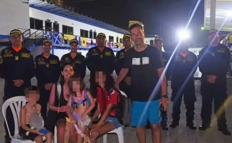 A família foi encontrada a aproximadamente 20 milhas do ponto em que eles abandonaram o barco (Redes Sociais/Reprodução)