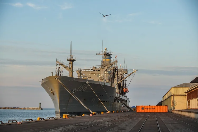 Navio de guerra americano USS Mason abateu um drone e um míssil balístico no sul do Mar Vermelho (Michal Fludra/Getty Images)