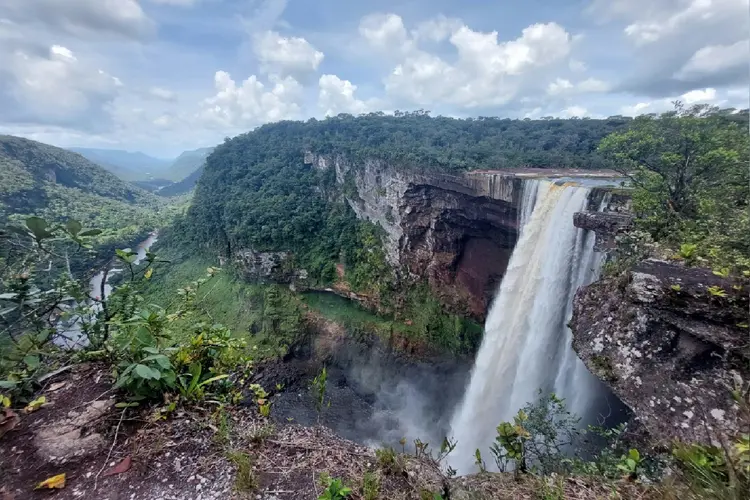 Vista da Kaieteur, uma queda d'água situada na região Potaro-Siparuni, da Guiana (Agence France-Presse/AFP Photo)