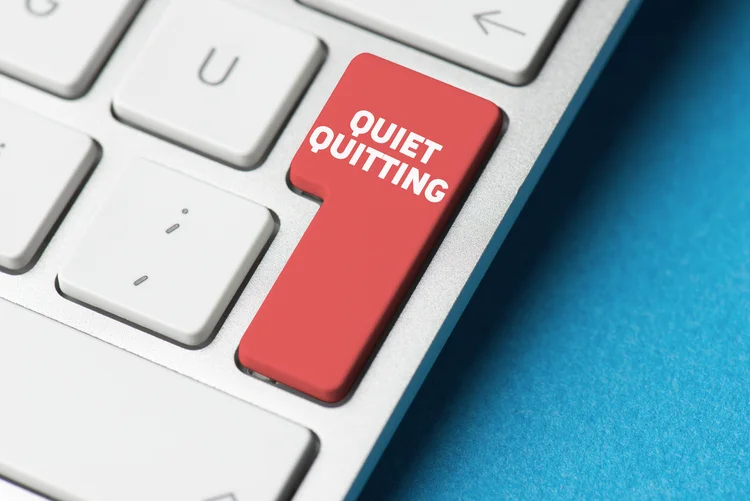 O quiet quitting chega como uma virada de chave, com o objetivo de   trabalhar para viver e não viver para trabalhar.
 (solidcolours/iStockphoto)